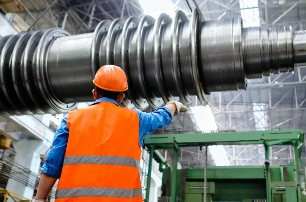 photo d'un ouvrier réalisant une maintenance curative sur une machine industrielle