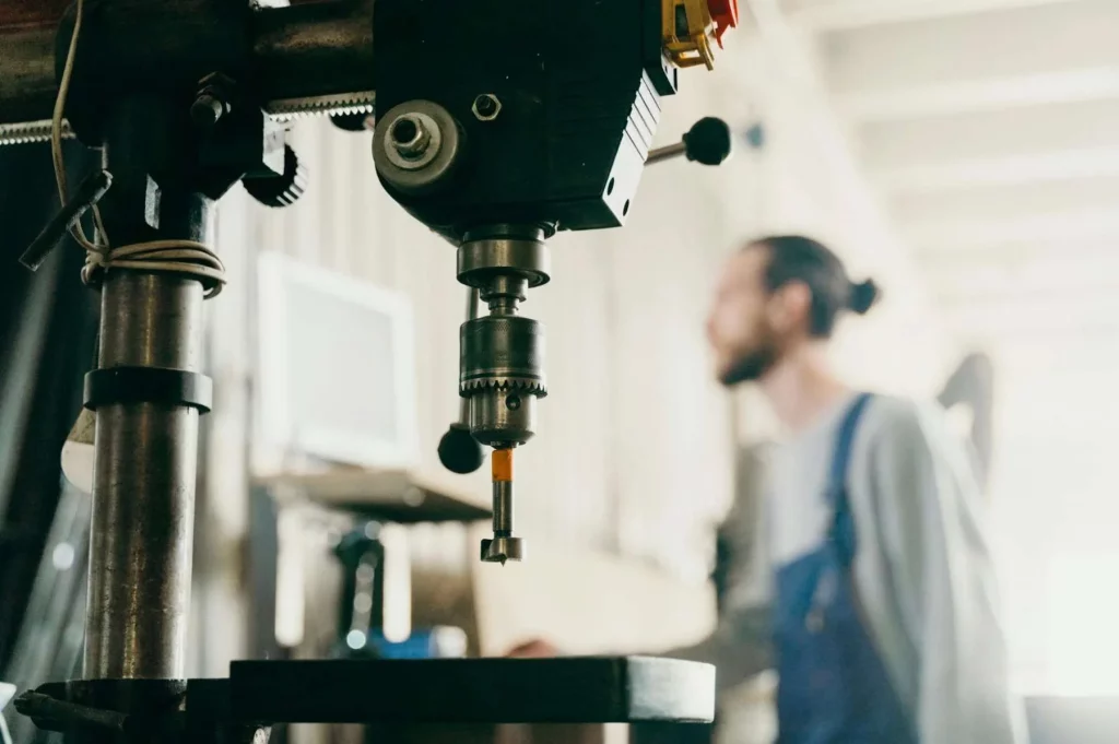 photo d'un ouvrier et d'une machine pendant une maintenance préventive