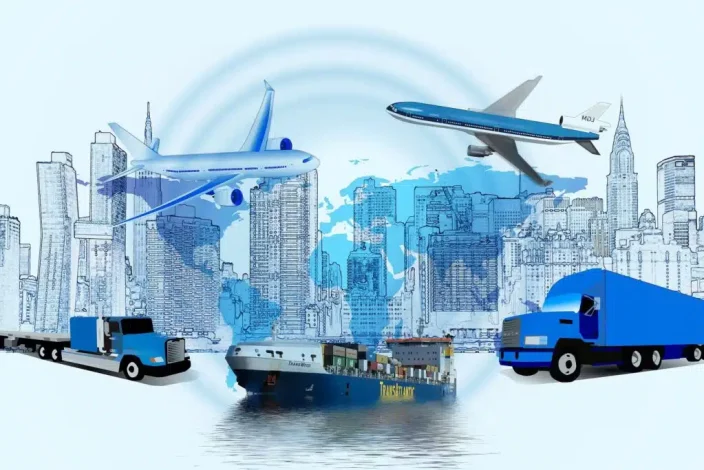 L'image montre une vue de différents modes de transport — camion, bateau, et avion — superposés sur un arrière-plan de ville urbaine, symbolisant le réseau mondial de logistique intelligente.